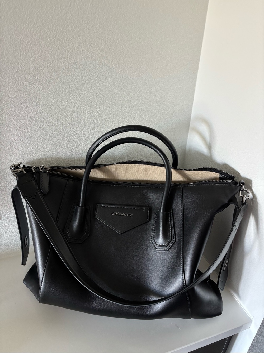 Givenchy Antigona Soft Bag Leather Medium - Picture 3 of 8